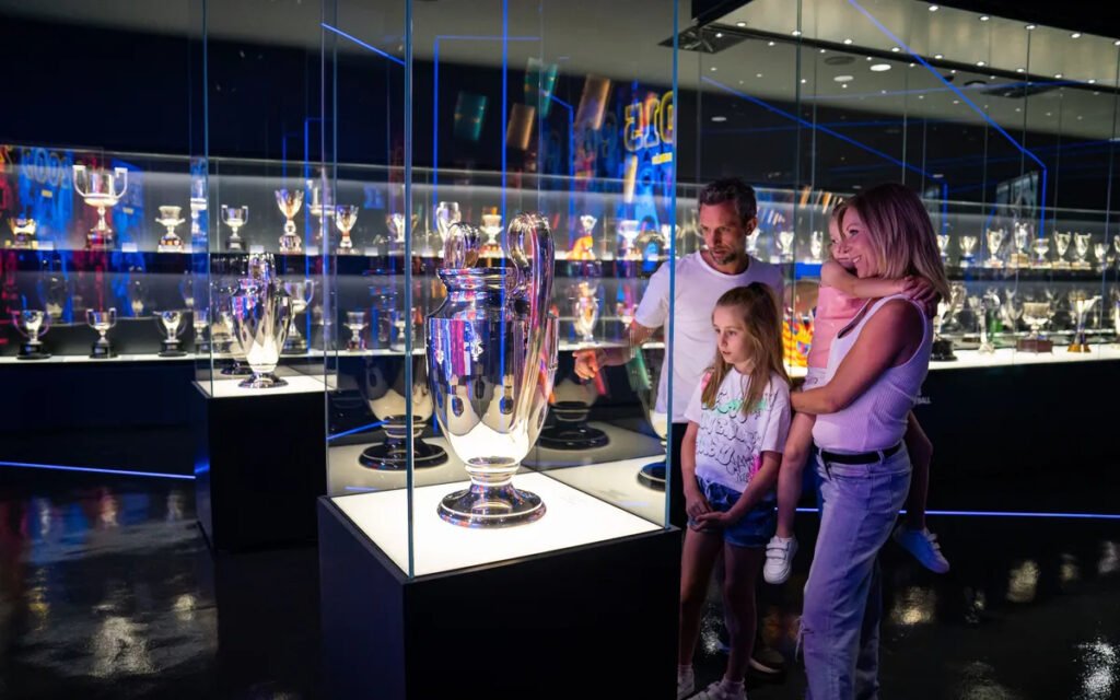 Barça Immersive Tour - Trophäen, die vom FC Barcelona gewonnen wurden.