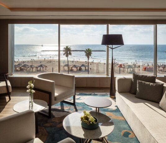 Wie ist das Sheraton Tel Aviv? Hotel Sheraton Tel Aviv Lobby mit Blick aufs Meer