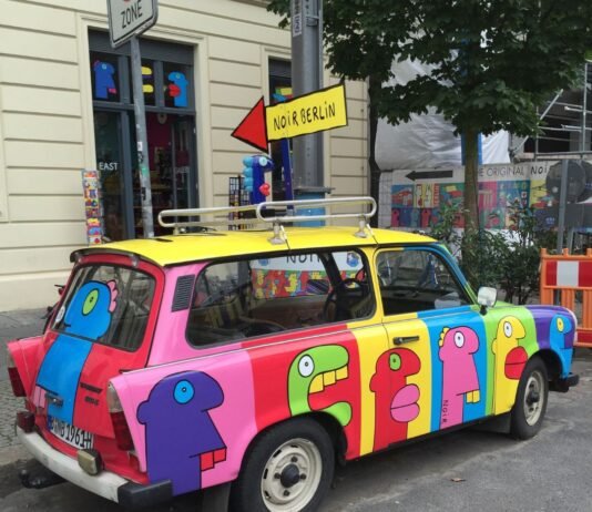 8 coole Bars in Berlin Entdecke ungewöhnliche Ziele in dieser aufregenden Stadt, während das Vienna House by Wyndham Andel's Berlin dir eine komfortable Rückzugsmöglichkeit bietet.