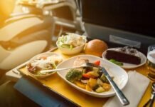 Flugzeug-Geheimnisse enthüllt: Welche Getränke solltest du vermeiden? Eine Flugbegleiterin hat kürzlich enthüllt, welche Getränke besser vermieden werden sollten, wenn man an Bord eines Flugzeugs ist.