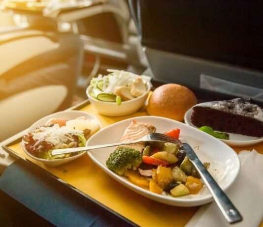 Flugzeug-Geheimnisse enthüllt: Welche Getränke solltest du vermeiden? Eine Flugbegleiterin hat kürzlich enthüllt, welche Getränke besser vermieden werden sollten, wenn man an Bord eines Flugzeugs ist.