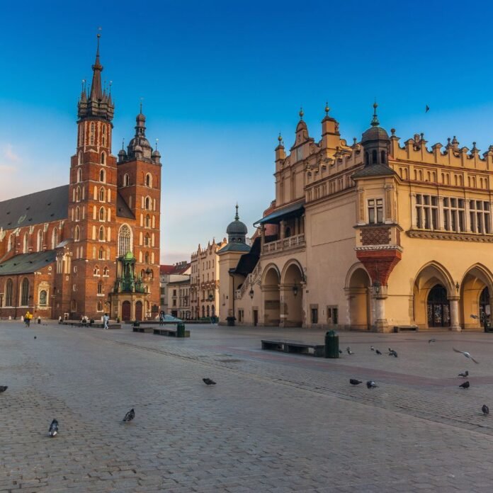 Entdecke Krakau mit seinen 7 Must-Sees, während du die Vielfalt der köstlichen Spezialitäten der Stadt probierst. Und nach einem aufregenden Tag voller Erkundungen kannst du im Vienna House Easy by Wyndham Krakau die perfekte Ruheoase finden.