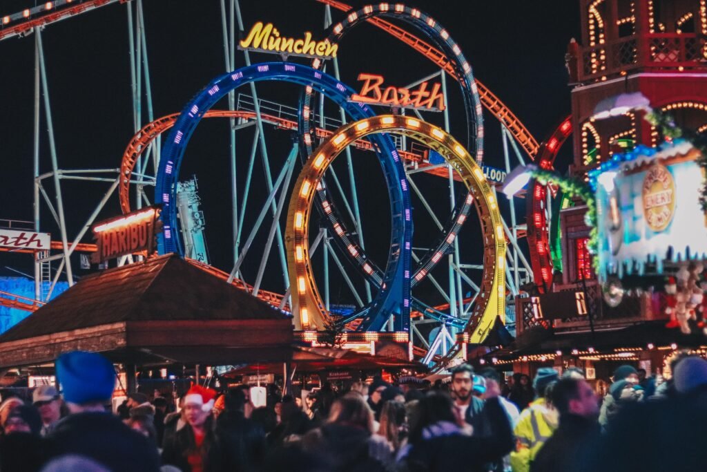 München lädt nicht nur mit seiner charmanten Atmosphäre, sondern auch mit seinen traditionellen Biergärten zum Verweilen und Genießen ein.
