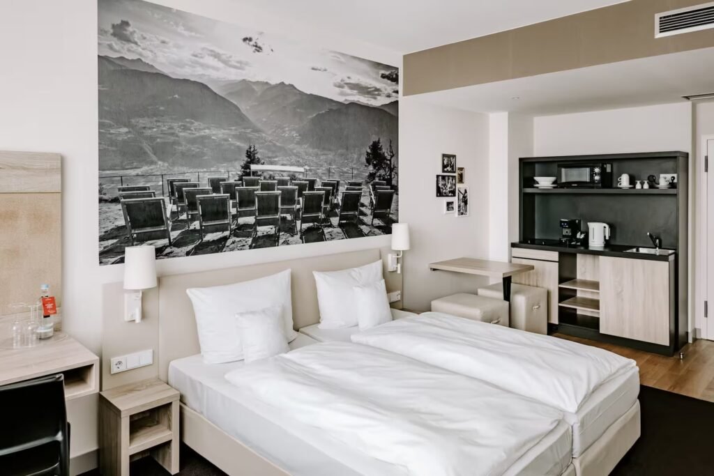 Vienna House Easy by Wyndham Munchen – Zimmer. Copyright (c) Wyndham Hotels