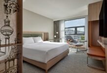 Marriott Bonvoy Aktion: Bis zu 1.500 Punkte pro Nacht Bei der neuen Marriott Bonvoy Aktion, die vom 12. September bis zum 6. Dezember 2023 läuft, hast du die Chance, bei jedem Aufenthalt ordentlich Punkte zu sammeln. / Deluxe Zimmer, Courtyard by Marriott Berlin Mitte. Bild: Marriott International