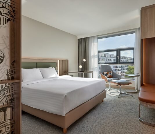 Marriott Bonvoy Aktion: Bis zu 1.500 Punkte pro Nacht Bei der neuen Marriott Bonvoy Aktion, die vom 12. September bis zum 6. Dezember 2023 läuft, hast du die Chance, bei jedem Aufenthalt ordentlich Punkte zu sammeln. / Deluxe Zimmer, Courtyard by Marriott Berlin Mitte. Bild: Marriott International