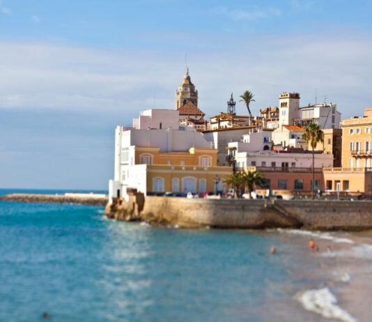 Entdecke Sitges, 35 km von Barcelona entfernt Sitges, eine wunderschöne Küstenstadt in Katalonien, bietet die perfekte Mischung aus sonnigen Stränden, bezaubernder Architektur und einer lebendigen Kulturszene.