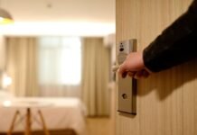 Hotelzimmer immer im 3. bis 6. Stock buchen: Ex-CIA-Agent erklärt warum Tracy Walder, eine ehemalige CIA- und FBI-Agentin, teilt in einem viralen TikTok-Video wichtige Sicherheitstipps für Hotelübernachtungen.