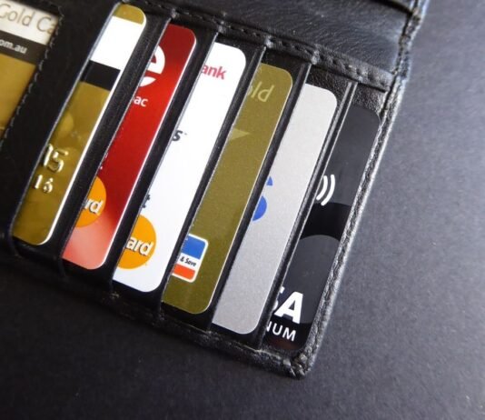 USA Kreditkartenbranche in Gefahr: Mega Meilen Boni bald Vergangenheit? Für deutsche Reisende und Verbraucher, die von den großzügigen Prämien und Vorteilen US-amerikanischer Kreditkarten profitieren wollen, gibt es möglicherweise schlechte Nachrichten.