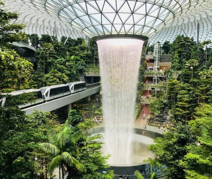 Flughafen Changi in Singapur Im nächsten Jahr verspricht das Reisen über einen der weltweit besten Flughäfen, Changi Airport Singapur, noch reibungsloser zu werden.