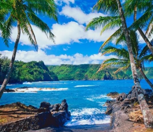 Maui, Hawaii: Tourismus-Wiedereröffnung und nützliche Reisehinweise Zwei Monate nach den verheerenden Waldbränden auf Maui, Hawaii, wurde die staatliche Reisewarnung aufgehoben. Die Wiedereröffnung beginnt vorerst nur in den Hotels im nördlichen Teil von West Maui.