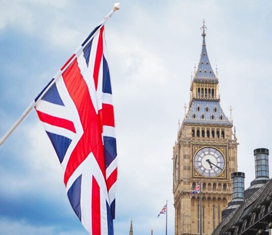 Gewinne zwei Tickets nach London Du hast die Chance, zwei begehrte Plätze auf einem exklusiven Charterflug zu ergattern, der dich zum ultimativen Weihnachts-Shopping-Abenteuer nach London bringt.