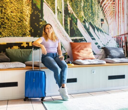 ACHAT Hotels: Erlebe 31 Mal Urlaub in 12 Wochen mit der Winter-Flatrate Von München über Regensburg nach Karlsruhe, durch Offenburg nach Bremen und über Zwickau zurück – das sind nur sechs von 31 faszinierenden Zwischenstopps, die man mit der ACHAT Winter-Flatrate erleben kann.