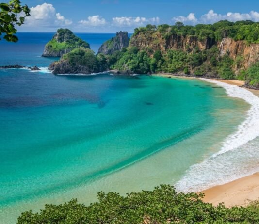 Schönste Strände der Welt 2024 – Top 10 Wir zeigen dir unsere Top 10, wo Entspannung, Action, gutes Essen und Wellness aufeinander treffen, wie sonst nirgendwo.