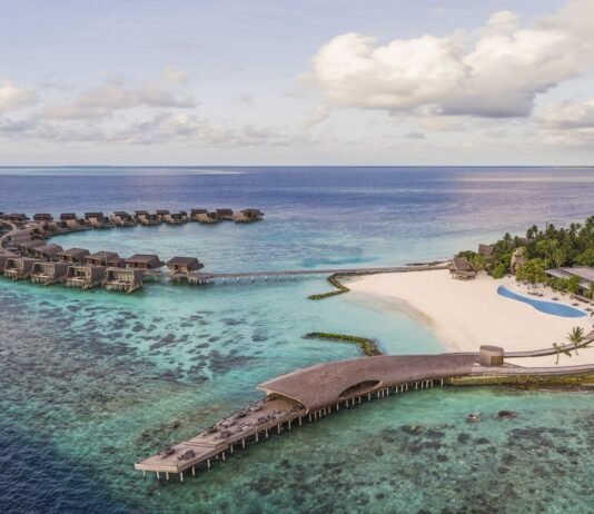 Wie ist das St. Regis Maldives Vommuli Resort Das St. Regis Maldives Vommuli Resort, das im November 2016 eröffnet wurde, liegt auf einer privaten Insel in einem abgelegenen Atoll der Malediven, umgeben von einer blühenden Meereswelt.