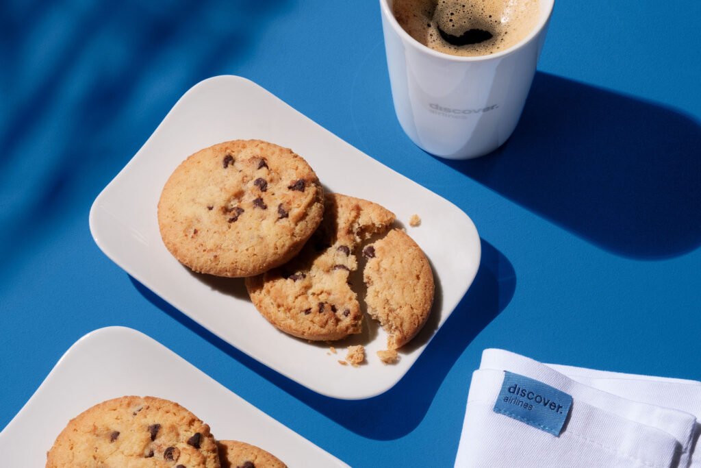 Genieße den köstlichen Chocolate Chip Cookie an Bord von Discover Airlines.
