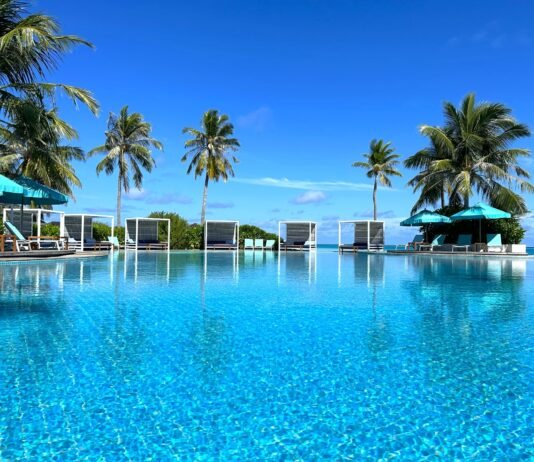 Wie ist das Kandima Maldives Kandima Maldives kombiniert modernes Design mit einer entspannten Inselatmosphäre und bietet zahlreiche Aktivitäten, kulinarische Highlights und atemberaubende Strände.