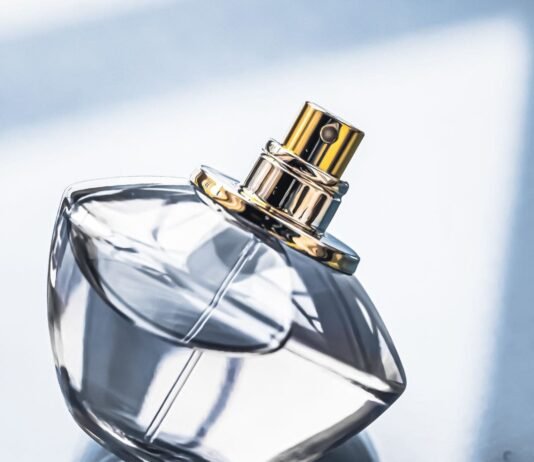 Duft für den Urlaub: Die besten Düfte für unterwegs Ein passender Duft kann deine Reiseerfahrung noch unvergesslicher machen. Hier sind einige Tipps für die besten Reisedüfte, die dich auf deinen Ferien begleiten können.