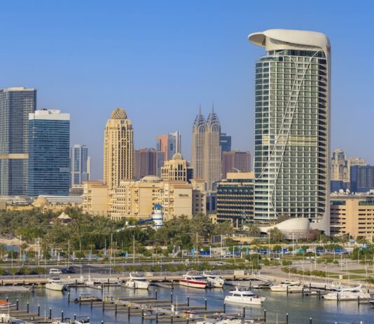 Wie ist das W Dubai Mina Seyahi? Das W Dubai - Mina Seyahi ist kein gewöhnliches Hotel. Es ist ein Refugium nur für Erwachsene, das einen einzigartigen Mix aus modernem Design und der mystischen Atmosphäre des Nahen Ostens bietet. Copyright: Marriott International