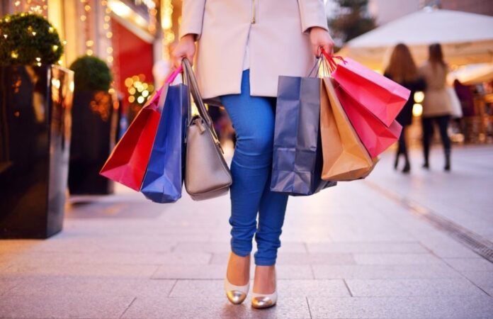 Weihnachtsshopping-min Mit der Miles & More Kreditkarte kannst du dieses Jahr 4fache Meilen sammeln – ideal, um dein Meilenkonto aufzustocken!