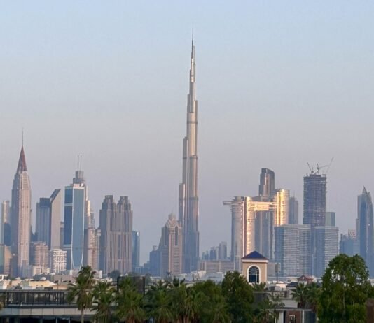 Wie ist das Hyatt Centric Jumeirah Dubai? Blick aus dem Hyatt Centric Dubai Jumeirah auf die Skyline mit Burj Khalifa