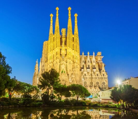 Barcelona verbietet Ferienwohnungen Die Regierung von Barcelona hat angekündigt, dass die Vermietung von Apartments an Touristen bis 2028 verboten wird.