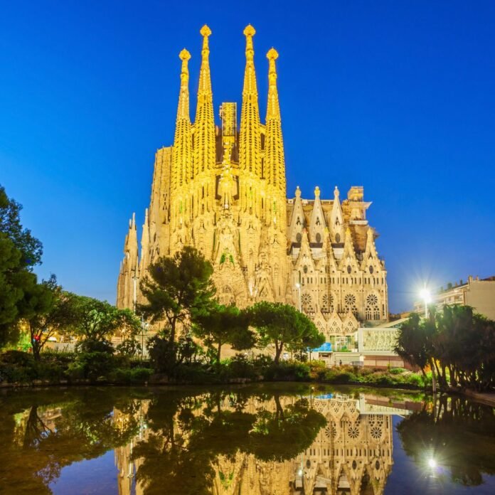 La_Sagrada_Familia_Barcelona-min Die Regierung von Barcelona hat angekündigt, dass die Vermietung von Apartments an Touristen bis 2028 verboten wird.