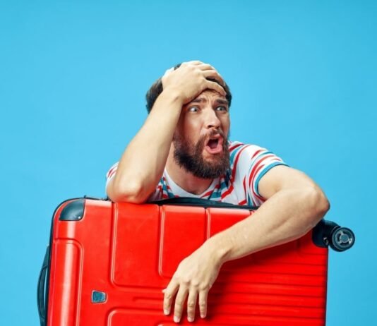 Frau verklagt Freund wegen verpassten Flugs Eine Frau aus Neuseeland erlebte großen Ärger am Flughafen, weil ihr Freund sie nicht wie versprochen dorthin gefahren hat.