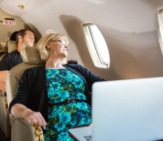 Frau fliegt mit Ryanair nach Paris, landet aber in Alicante Frau aus Leeds, Großbritannien, fliegt mit Ryanair nach Paris. Doch als sie aufwachte, fand sie sich in Alicante wieder.