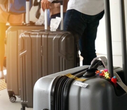 Das Geheimnis zur schnellen Sicherheitskontrolle am Flughafen Dieses Geheimnis kennen nur wenige Leute: So kommst du stressfrei und zügig durch die Sicherheitskontrolle am Flughafen.