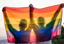 Thailand sagt Ja zur Gleichstellung von LGBTQ+-Partnerschaften Mitte Juni hat der thailändische Senat mit überwältigender Mehrheit für die Gleichstellung von LGBTQ+-Partnerschaften gestimmt.