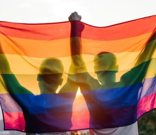 Thailand sagt Ja zur Gleichstellung von LGBTQ+-Partnerschaften Mitte Juni hat der thailändische Senat mit überwältigender Mehrheit für die Gleichstellung von LGBTQ+-Partnerschaften gestimmt.