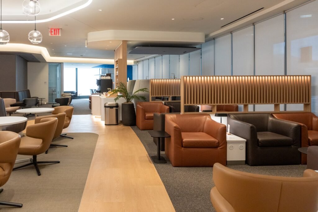 Die neue Lufthansa Lounge in Newark bietet Komfort und Eleganz für die Reisenden.