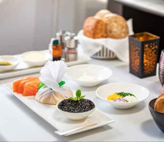 Qatar Airways bietet ab Mitte August Kaviar in der Business Class an Wer ab dem 15. August mit Qatar Airways in der Business Class unterwegs ist, darf sich auf eine besonders feine Delikatesse freuen: Kaviar. (c) Qatar Airways