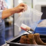 Regeln für Flüssigkeiten im Handgepäck – was aktuell wirklich gilt Ab dem 1. September 2024 gelten an vielen europäischen Flughäfen wieder strengere Regeln für Flüssigkeiten im Handgepäck.