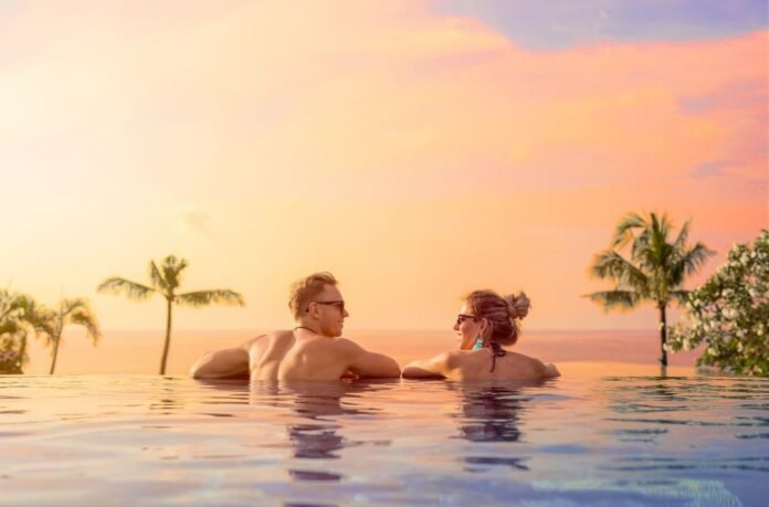 Ehepaar_im_Pool-min Radisson Rewards hat eine neue Aktion für dich parat, bei der du für deine nächsten drei Aufenthalte bis zu 7.000 Bonuspunkte kassieren kannst.