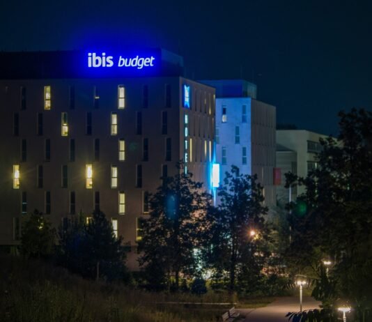 So sicherst du dir bis zu 2.500 Bonuspunkte bei ibis Hotels! Mit dieser Aktion kannst du in ausgewählten ibis Hotels in 31 Ländern viele Bonuspunkte sammeln. Bild: Matias Luge auf Unsplash