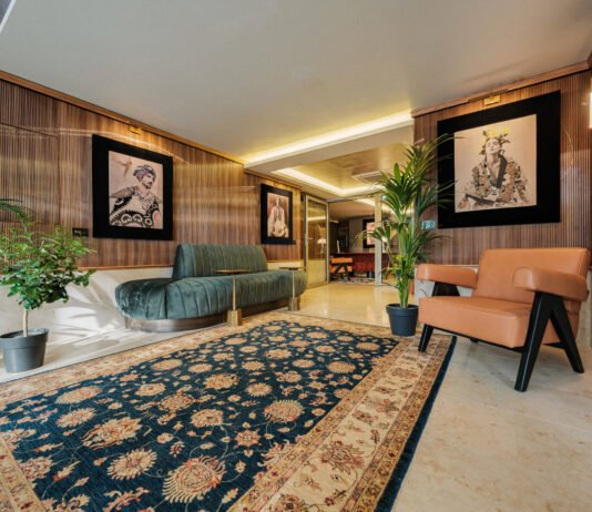 Neue Hotelmarke für Düsseldorf: Das MUZE wird eröffnet Das MUZE Düsseldorf – Handwritten Collection befindet sich im trendigen Stadtviertel Pempelfort. Inspiriert von der Eleganz des Art Deco bietet jedes der 60 Zimmer des Boutique-Hotels eine einzigartige Mischung aus natürlichen Materialien und kühnen Akzenten. Copyright: Kristof Kester Puller