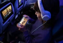 United Airlines und Starlink: Kostenfreies Highspeed-Internet über den Wolken Durch die Kooperation mit Starlink, dem Highspeed-Internetdienst von SpaceX, können Passagiere künftig kostenloses WLAN auf über 1.000 Flugzeugen der United-Flotte nutzen.