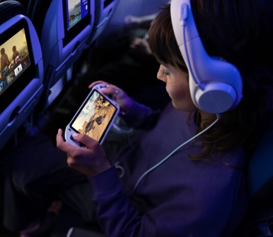 United Airlines und Starlink: Kostenfreies Highspeed-Internet über den Wolken Durch die Kooperation mit Starlink, dem Highspeed-Internetdienst von SpaceX, können Passagiere künftig kostenloses WLAN auf über 1.000 Flugzeugen der United-Flotte nutzen.