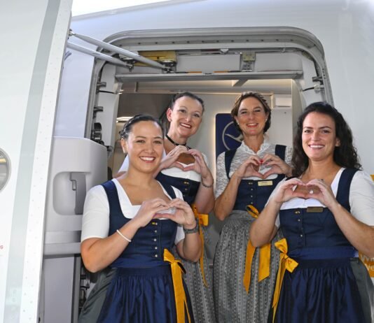 Oktoberfest über den Wolken: Lufthansa feiert in Tracht! Das Münchener Oktoberfest ist in vollem Gange und Lufthansa feiert mit – nicht nur auf der Theresienwiese, sondern auch in der Luft! Bild: Lufthansa