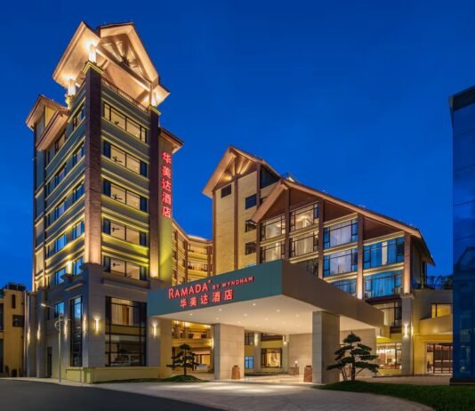 Leckerer Nebenjob: Werde Chief Eats Officer bei Ramada Ramada by Wyndham sucht einen „Chief Eats Officer“, der in drei Wochen bis zu sieben Länder bereist, lokale Küche testet und alles auf Social Media teilt. Dafür gibt es 15.000 Dollar, kostenlose Unterkünfte und Diamond-Status. Bild: wyndhamhotels.com