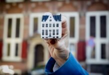 KLM feiert 105. Geburtstag mit neuem Delfter Blau Miniaturhaus KLM Royal Dutch Airlines feierte ihr 105-jähriges Bestehen und enthüllte wie jedes Jahr ein neues Delfter Blau Miniaturhaus.