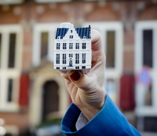 KLM feiert 105. Geburtstag mit neuem Delfter Blau Miniaturhaus KLM Royal Dutch Airlines feierte ihr 105-jähriges Bestehen und enthüllte wie jedes Jahr ein neues Delfter Blau Miniaturhaus.