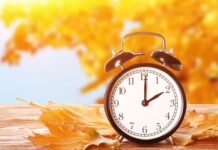 Zeitumstellung und Zeitzonen auf Reisen umgehen Hier erfährst du, wie du Zeitfallen wie Sommerzeitumstellung und Zeitzonenwechsel vermeidest, damit deine Reise reibungslos verläuft.