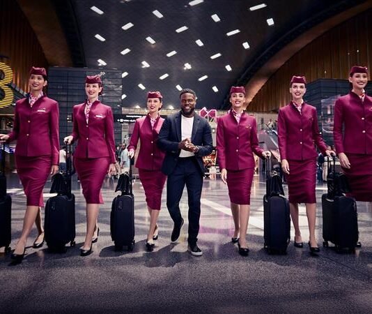 Qatar Airways Sicherheitsvideo: Kevin Hart sorgt für Unterhaltung Ab Dezember 2024 erklärt Kevin Hart humorvoll die Sicherheitsvorschriften im neuen Qatar Airways Video. (c) Qatar AIrways