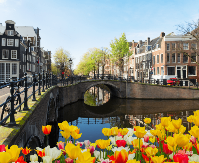 Häuser_von_Amsterdam-min-min Zur Feier von 90 Jahren Flugverbindung zwischen Frankfurt und Amsterdam schenkt dir KLM einen exklusiven Gutschein mit 60 € Rabatt auf deine nächste Buchung.
