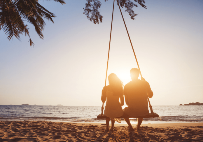 Pärchen_am_Strand_beim Sonnenuntergang-min Mit dem Miles+Bonus Gewinnspiel stehen dir 2025 alle Türen offen. Erfahre, wie du teilnehmen und fantastische Preise abstauben kannst.