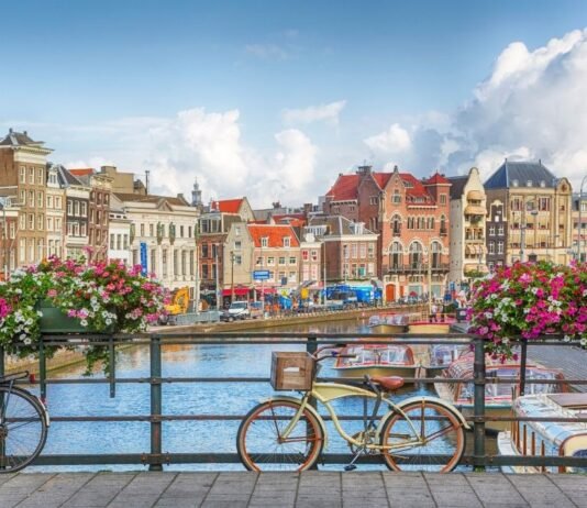 Discovery Dollars sammeln: So sicherst du dir 100 (D$) Hast du Lust auf einen unvergesslichen Aufenthalt in London oder Amsterdam? Dann nutze die aktuelle Aktion der Set Collection und sichere dir 100 zusätzliche Discovery Dollars (D$)