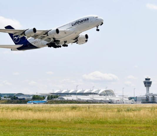 Lufthansa fliegt mit Airbus A380 nach Denver Lufthansa fliegt ab dem 30. April 2025 mit dem Airbus A380 nach Denver und feiert damit eine Premiere. Dabei bietet der Flug Platz für 509 Passagiere.